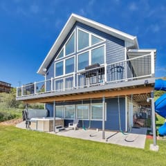 Harbor Heights Cabin with Private Hot Tub!