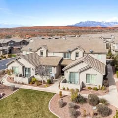 Mountain-View Townhome w/ Emeral Pools & Hot Tub