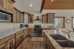 Lazy Bear Lodge - Image 4
