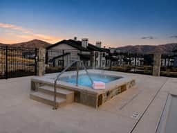 Luxe 3 Bedroom Retreat with Balcony and Views - Image 4