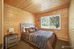 Stunning Log Cabin Close to Panguitch Lake - Image 5