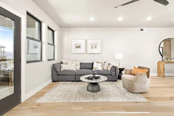 Luxe 3 Bedroom Retreat with Balcony and Views - Image 1