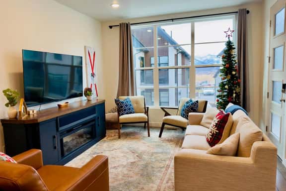 New 3-Bedroom Retro Chalet with Balcony - Image 1