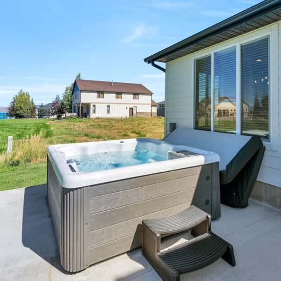 Bear Lake Escape: Sauna, Hot Tub & EV Charger - Image 1