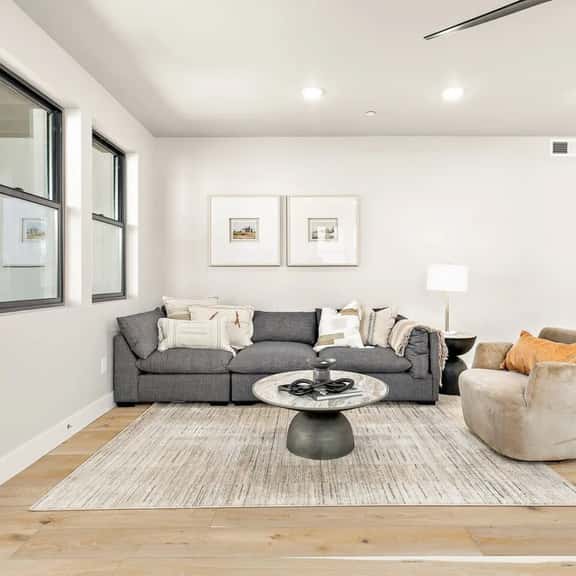 Luxe 3 Bedroom Retreat with Balcony and Views - Image 1