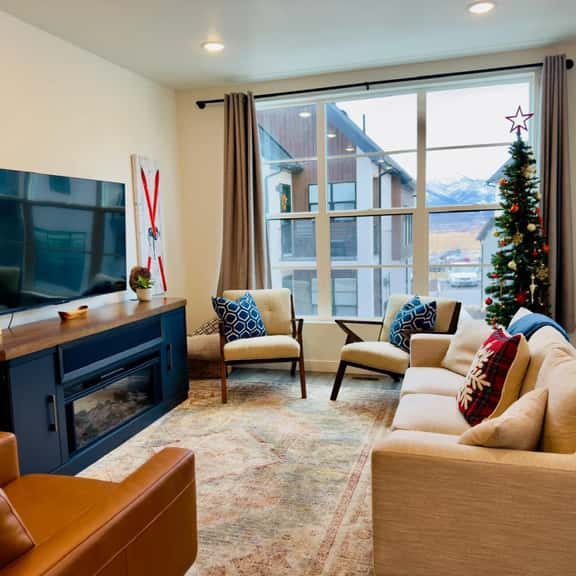 New 3-Bedroom Retro Chalet with Balcony - Image 1