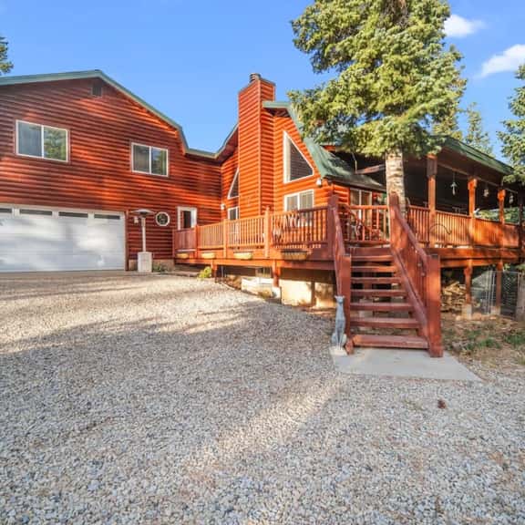 The Greyt Retreat w/ Bunkhouse - Image 1