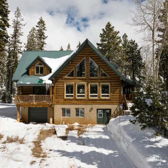 The Moccasin Lodge - Private Hot Tub & Large Deck - Image 1