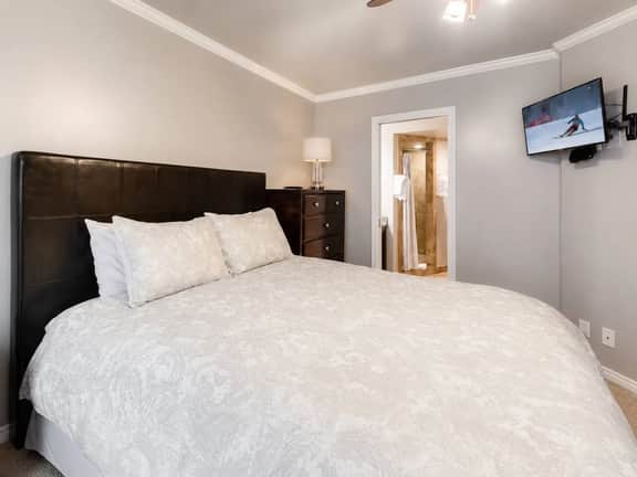 3BR Park Ave Condo | Walk to Main St & Ski Lift - Image 5