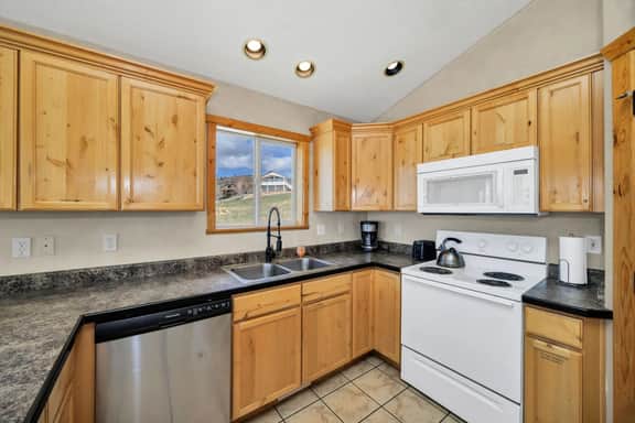 Lake Life Cabin in Bear Lake | Dog Friendly - Image 3