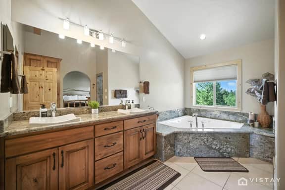 Large Luxury Lodge | Sleeps 14, Fire Pit & Views! - Image 4