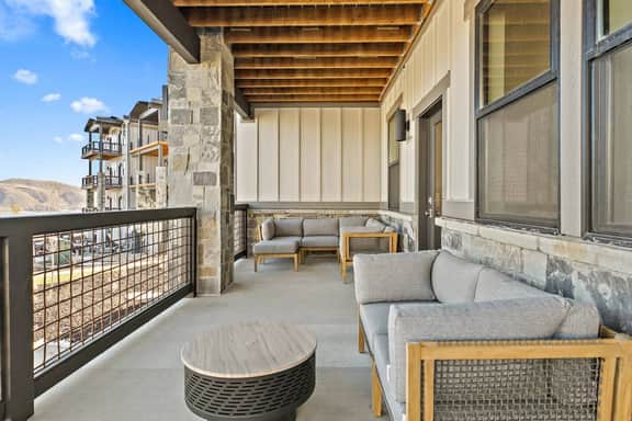 Luxe 3 Bedroom Retreat with Balcony and Views - Image 5