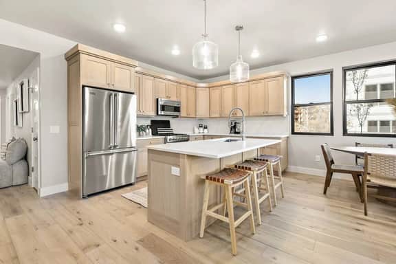 Luxe 3 Bedroom Retreat with Balcony and Views - Image 2