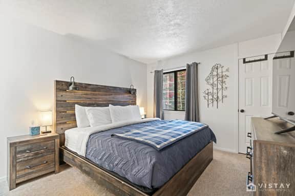 Luxury Ski Condo with Hot Tub - Image 4