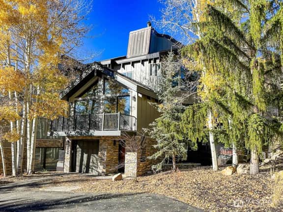 Mountain Escape: Hot Tub, Sauna & Fireplace - Image 5