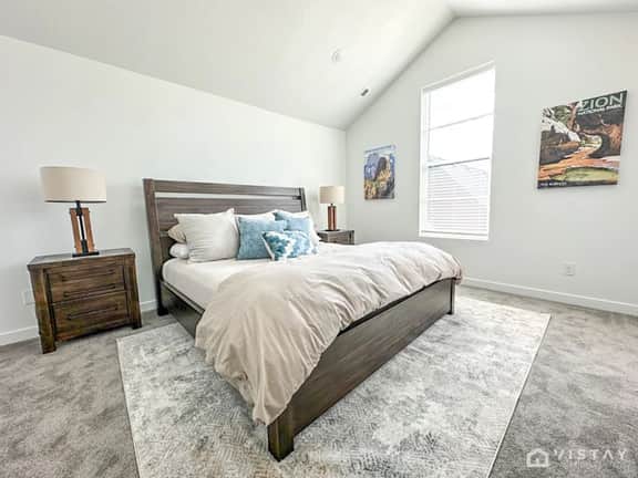 New 3-Bedroom Retro Chalet with Balcony - Image 2