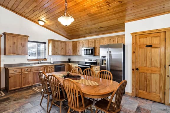Spacious Country Bear Cabin at Bear Lake - Image 3