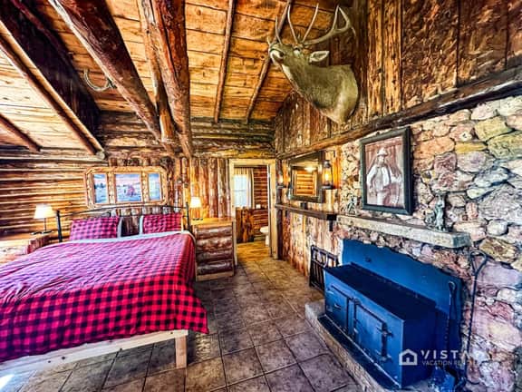 The John Wayne Cabin at Angel Valley Ranch - Image 5