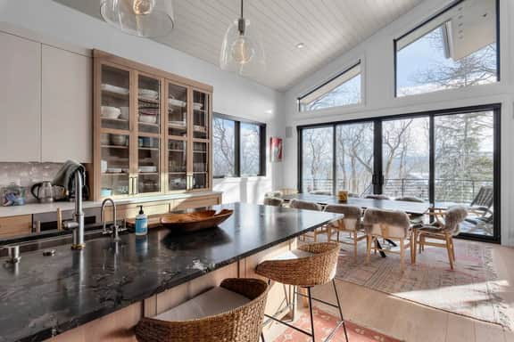Scenic Alpine Getaway, Hot Tub, Sauna, Views - Image 3
