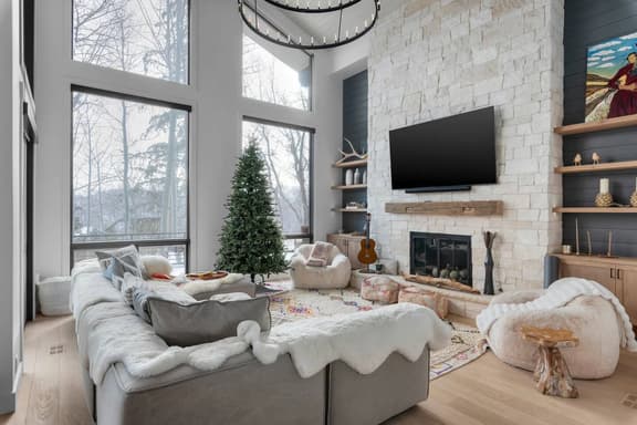 Scenic Alpine Getaway, Hot Tub, Sauna, Views - Image 1