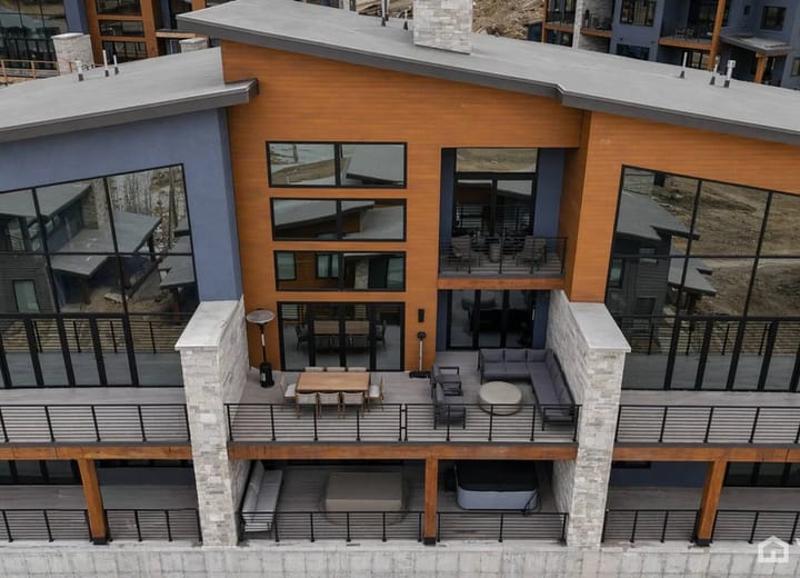 Luxury Ski In/Ski Out Condo w/ Hot Tub and Sauna