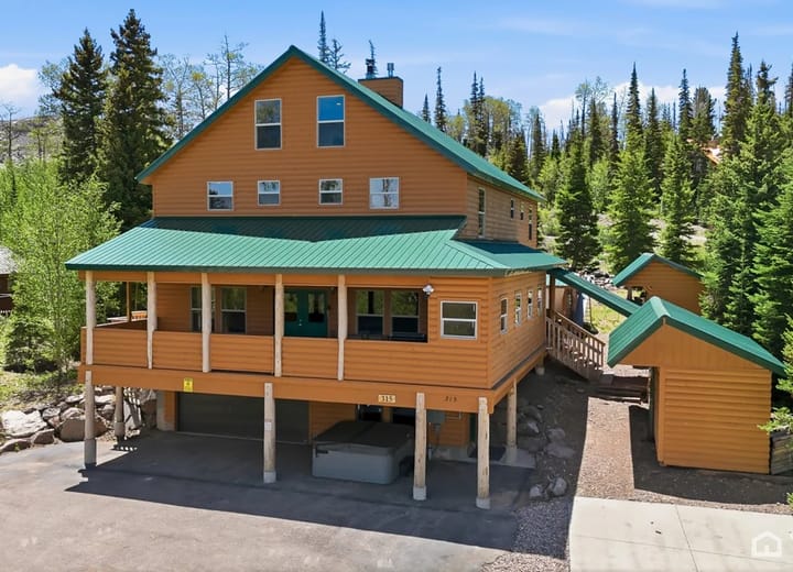 Ridgeview Retreat - Huge Cabin w/ Hot Tub